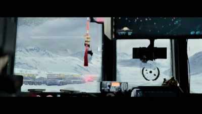 [police siren blaring] - The Wandering Earth
