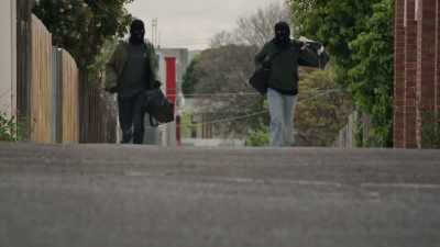 (police sirens wailing) - Informer 3838