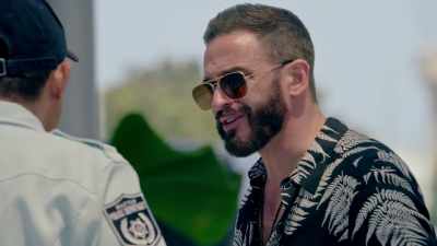 Police station, hang on.
What are you talking about? - Almost Paradise