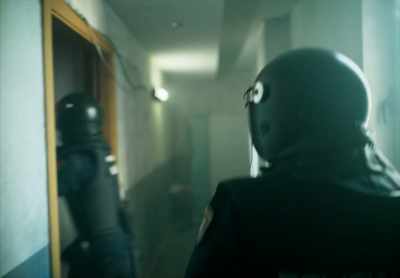 -POLICEMAN: Open the door!
-The homes were empty. - Siege