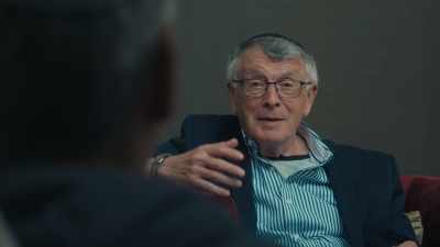 Por cómo estoy ahora.
- Mucho. - The Tattooist’s Son: Journey to Auschwitz