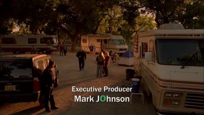 {\pos(192,210)}Go back to your trailers.
Everything's okay. - Breaking Bad