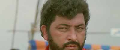 - [Prabhu] Ah, Bachchan, saab!
- [audience cheering] - Shantaram