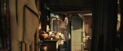 [Prabhu] Lin needs you quickly.
[speaks Hindi] - Shantaram