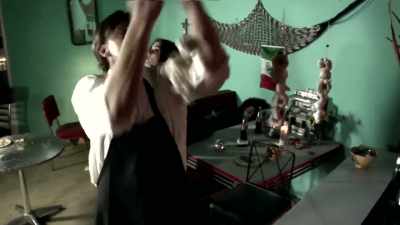 Preblizu su, uhvatiće nas! - Dracula in a Women's Prison