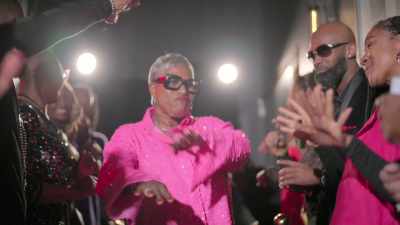 [presenter] Today, there are more
single people over 55 than ever before. - The Later Daters