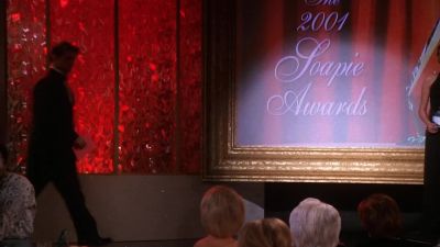 Presenting the Favorite Supporting
Actress award: - Friends