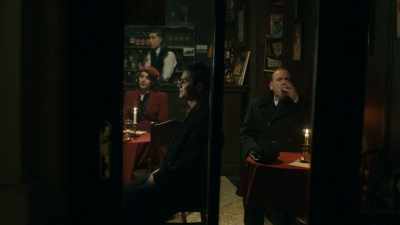 Pretending to be strangers,
they're having a right old chat. - Maigret in Montmartre