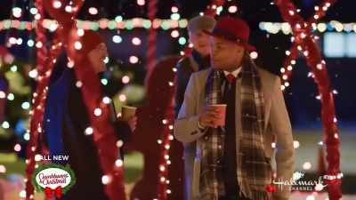 ♪ Pretty lights on the tree ♪ - The Christmas House
