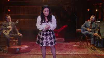 Primul lucru pe care l-am observat - Alex Borstein: Corsets & Clown Suits