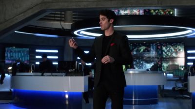 - Prisoner, stand down!
- Thank you. - Supergirl