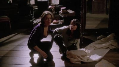 Prue, the mirror.
Get her to the mirror. - Charmed