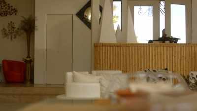 [puerta traqueteando] - Couples Retreat Murder