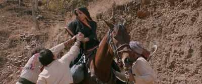 - Pull her down!
- Leave me! - Laal Kaptaan