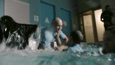 - Pull now! Get her out!
- Help her! - Light as a Feather