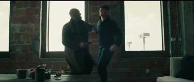 (punch thudding)
(Arthur grunting) - Dropa