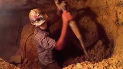 Pushing their bodies...
All right, hang on. Go, go. - Outback Opal Hunters