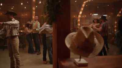 ♪ Put a star on the tree
a ball on the wreath ♪ - Jingle Bell Run