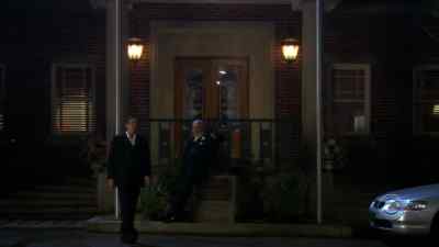 --Put your arm around
me. --Careful. Careful. - Jericho