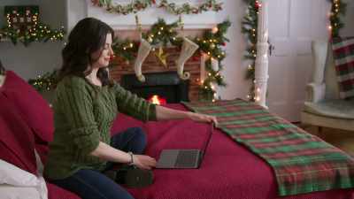 Put that away for a second.
I wanna show you something. - Believe in Christmas
