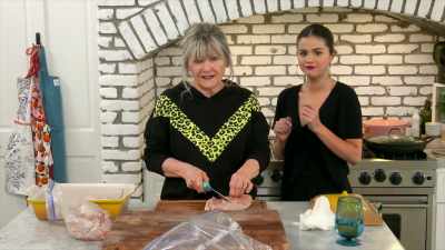 Put both of your hands on the blade - Selena + Chef