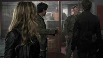Put down your weapon. - Falling Skies