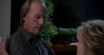 Put your hand here. - Grace and Frankie
