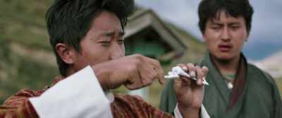 Put it on the brush like this. - Lunana: A Yak in the Classroom