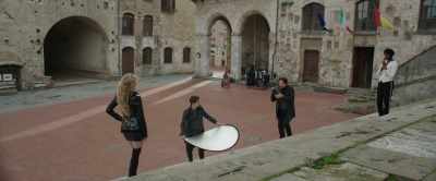 - Put, put, put
one leg over this. - Wonderwell