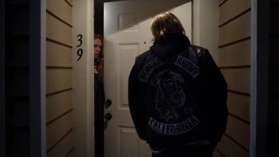 Put the gun away. - Sons of Anarchy