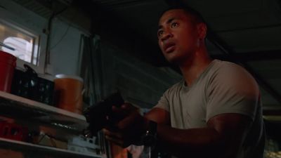 Put the gun down. - Hawaii Five-0