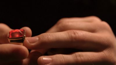 Put the ring on. - Smallville