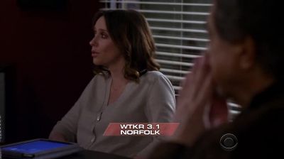 Put your weapon down. - Criminal Minds