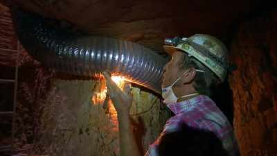 Put him with his mates. Get him away
from all this commotion.That's it. - Outback Opal Hunters