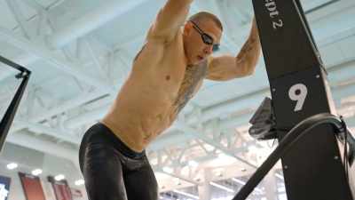 Quatro minutos teria sido suficiente. - Fittest on Earth: Retro/Active