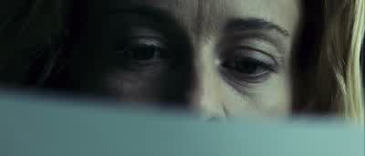 - ¿Qué son estas cosas que llevan en las manos? - The Orphanage