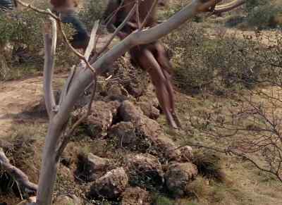 - Quick, get her behind there.
- What is it? - King Solomon's Mines