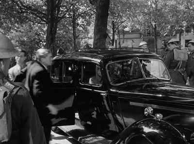 Quick, Lane, make sure it's him. - Seven Days to Noon