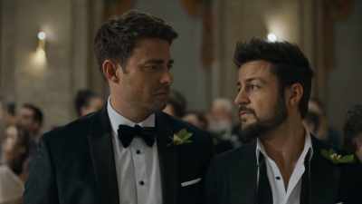 [quiet background chatter,
indistinct] - The Groomsmen: First Look
