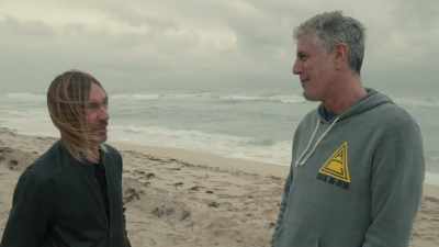 -[quiet chatter]
-[dishes clinking] - Roadrunner: A Film About Anthony Bourdain