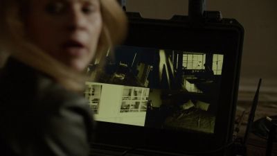 Quinn!
Target's getting a call. - Homeland