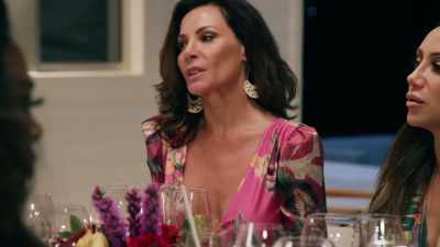 [quirky music] - The Real Housewives Ultimate Girls Trip