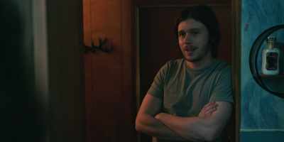 - Quitting what?
- Bartending. I will become a carpenter. - Maid