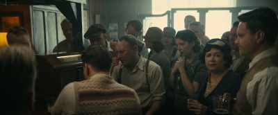 RADIO ANNOUNCER 3:
Stroke Ran Laurie - The Boys in the Boat