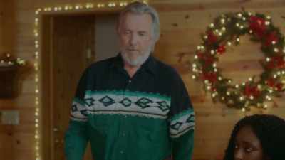 [radio chirps]
 merry: Everyone check in. - Mistletoe in Montana