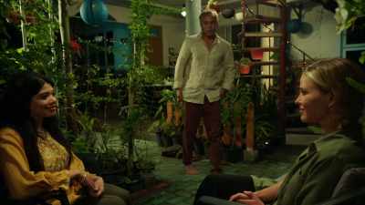 Rae? We should probably go,
it's getting late. - Love in the Maldives