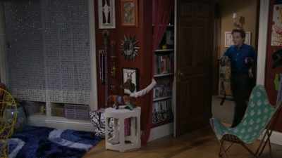 Ramona, you know Lola.
Which tie would she like? - Fuller House