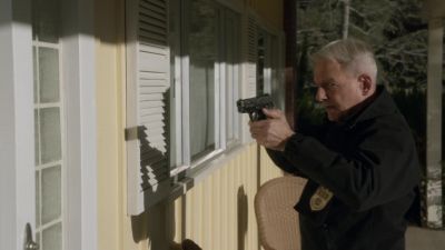 RAMSAY:
I'm unarmed. - NCIS