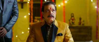 Ranjan, get it out.
Aim it at his head... - Shaadi Mein Zaroor Aana