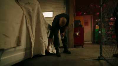(rap music playing) - Robyn Hood